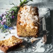 Ich verstehe jeden, der jetzt sagt, dass es ihm derzeit zu warm ist, den Backofen anzustellen. Aber... und jetzt kommt ein ganz großes ABER...der Kuchen ist einfach zu lecker. Und hey, wer wäre nicht glücklich darüber, heute Nachmittag im Schatten, so einen saftigen Kuchen zu verspeisen? Da lohnt es sich auch, die Backofenwärme zu ertragen.
