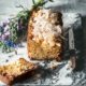 Ich verstehe jeden, der jetzt sagt, dass es ihm derzeit zu warm ist, den Backofen anzustellen. Aber... und jetzt kommt ein ganz großes ABER...der Kuchen ist einfach zu lecker. Und hey, wer wäre nicht glücklich darüber, heute Nachmittag im Schatten, so einen saftigen Kuchen zu verspeisen? Da lohnt es sich auch, die Backofenwärme zu ertragen.