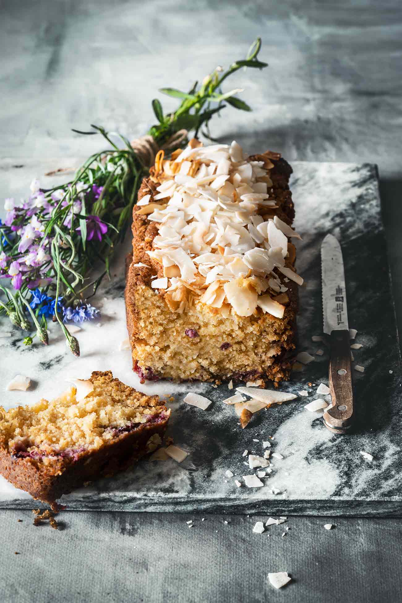 Ich verstehe jeden, der jetzt sagt, dass es ihm derzeit zu warm ist, den Backofen anzustellen. Aber... und jetzt kommt ein ganz großes ABER...der Kuchen ist einfach zu lecker. Und hey, wer wäre nicht glücklich darüber, heute Nachmittag im Schatten, so einen saftigen Kuchen zu verspeisen? Da lohnt es sich auch, die Backofenwärme zu ertragen. 