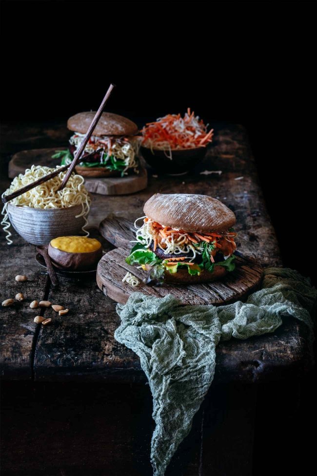 „Ich habe mal richtig Lust auf Burger!“ merkte das 9-jährige Kind an. „Kein Problem, dann machen wir halt Burger!“, säuselte ich vor mich hin. „Aber ohne Hackfleisch!“ maulte sie, mit einem sehr herausfordernden Gesichtsausdruck, mit dem Gedanken, dass sie mich mit diesem Wunsch vor einer unlösbaren Aufgabe stellen würde. „Wenn ich aussuchen darf, was sonst noch auf dem Burger landet, nehme ich die Herausforderung an“, sagte ich heldenhaft (mit dem Wissen, dass es bei EDEKA die neuen Fleischalternativprodukte gibt). DEAL.