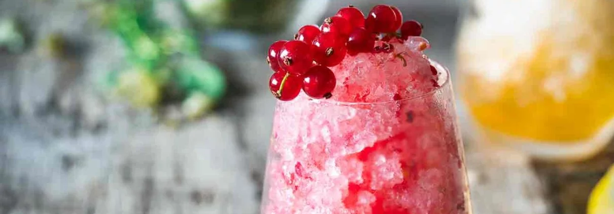 Ob die klassische Zitronen-Granita, die fruchtige Johannisbeer-Granita oder die Salbei-Minze-Granita. Du hast die Wahl. Aber keinen Stress, denn der Sommer ist noch lang und da kannst du eine Menge an Erfrischung gebrauchen. Warum du gerade im Sommer eine extra Portion Trinkwasser gebrauchen kannst? Im Sommer kommt man schnell ins Schwitzen. Das ist ein ganz natürlicher Prozess, denn dadurch verschafft sich unser Körper die nötige Abkühlung. So kannst du mal schnell zwei- bis dreimal mehr Flüssigkeit verlieren als sonst. Du weißt jetzt, worauf ich hinaus will, oder? Ganz genau! Du musst jetzt besonders viel und regelmäßig trinken. Ich weiß, das ist einfacher gesagt als getan. Damit wir hier daheim (inkl. Hund) während den heißen Tagen viel Flüssigkeit zu uns nehmen, mache ich uns immer ein paar Granitas. Die sind schnell gemacht, lassen sich aus wenigen Zutaten herstellen und können nach Bedarf abgewandelt werden, denn die Hauptzutat, das Leitungswasser, haben wir doch alle da. Ich fülle die Granita dann gerne in ein Glas und lasse sie leicht schmelzen. Wer mag das denn nicht gern, den aufgetauten süßen Sirupsaft mit dem Strohhalm als erstes aufzusaugen? Löffeln geht natürlich auch. Du darfst selber entscheiden, ob deine Granita ein Getränk oder ein Dessert sein darf. Eine Granita herzustellen ist ganz einfach. Die Basis ist der Zuckersirup.