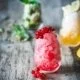 Ob die klassische Zitronen-Granita, die fruchtige Johannisbeer-Granita oder die Salbei-Minze-Granita. Du hast die Wahl. Aber keinen Stress, denn der Sommer ist noch lang und da kannst du eine Menge an Erfrischung gebrauchen. Warum du gerade im Sommer eine extra Portion Trinkwasser gebrauchen kannst? Im Sommer kommt man schnell ins Schwitzen. Das ist ein ganz natürlicher Prozess, denn dadurch verschafft sich unser Körper die nötige Abkühlung. So kannst du mal schnell zwei- bis dreimal mehr Flüssigkeit verlieren als sonst. Du weißt jetzt, worauf ich hinaus will, oder? Ganz genau! Du musst jetzt besonders viel und regelmäßig trinken. Ich weiß, das ist einfacher gesagt als getan. Damit wir hier daheim (inkl. Hund) während den heißen Tagen viel Flüssigkeit zu uns nehmen, mache ich uns immer ein paar Granitas. Die sind schnell gemacht, lassen sich aus wenigen Zutaten herstellen und können nach Bedarf abgewandelt werden, denn die Hauptzutat, das Leitungswasser, haben wir doch alle da. Ich fülle die Granita dann gerne in ein Glas und lasse sie leicht schmelzen. Wer mag das denn nicht gern, den aufgetauten süßen Sirupsaft mit dem Strohhalm als erstes aufzusaugen? Löffeln geht natürlich auch. Du darfst selber entscheiden, ob deine Granita ein Getränk oder ein Dessert sein darf. Eine Granita herzustellen ist ganz einfach. Die Basis ist der Zuckersirup.