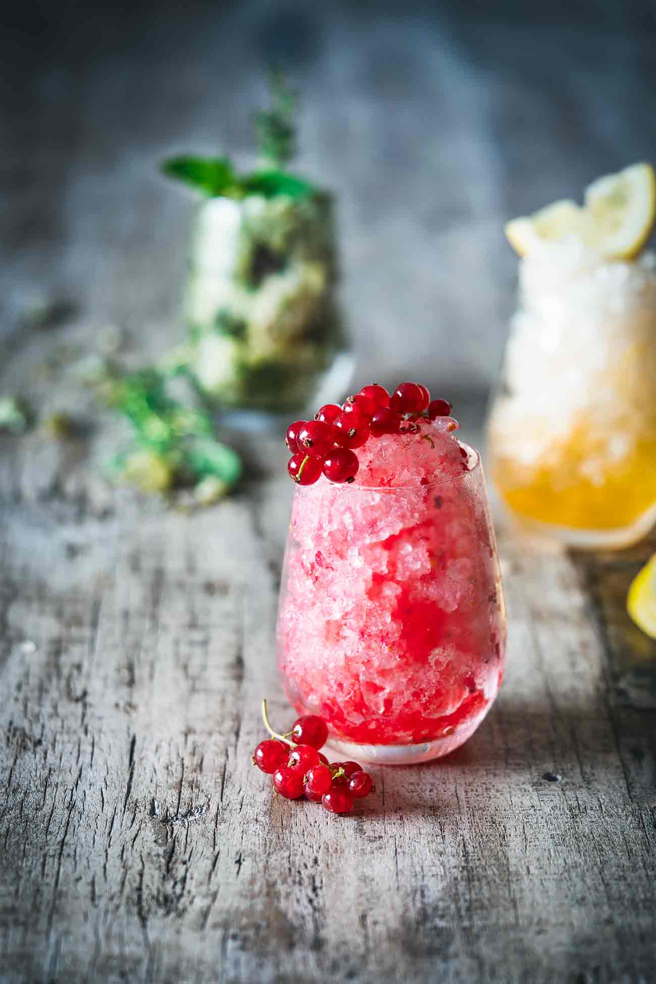 Ob die klassische Zitronen-Granita, die fruchtige Johannisbeer-Granita oder die Salbei-Minze-Granita. Du hast die Wahl. Aber keinen Stress, denn der Sommer ist noch lang und da kannst du eine Menge an Erfrischung gebrauchen.   Warum du gerade im Sommer eine extra Portion Trinkwasser gebrauchen kannst?  Im Sommer kommt man schnell ins Schwitzen. Das ist ein ganz natürlicher Prozess, denn dadurch verschafft sich unser Körper die nötige Abkühlung. So kannst du mal schnell zwei- bis dreimal mehr Flüssigkeit verlieren als sonst. Du weißt jetzt, worauf ich hinaus will, oder?   Ganz genau! Du musst jetzt besonders viel und regelmäßig trinken.  Ich weiß, das ist einfacher gesagt als getan. Damit wir hier daheim (inkl. Hund) während den heißen Tagen viel Flüssigkeit zu uns nehmen, mache ich uns immer ein paar Granitas. Die sind schnell gemacht, lassen sich aus wenigen Zutaten herstellen und können nach Bedarf abgewandelt werden, denn die Hauptzutat, das Leitungswasser, haben wir doch alle da. Ich fülle die Granita dann gerne in ein Glas und lasse sie leicht schmelzen. Wer mag das denn nicht gern, den aufgetauten süßen Sirupsaft mit dem Strohhalm als erstes aufzusaugen? Löffeln geht natürlich auch. Du darfst selber entscheiden, ob deine Granita ein Getränk oder ein Dessert sein darf.  Eine Granita herzustellen ist ganz einfach. Die Basis ist der Zuckersirup.
