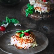 Puh, das war richtig lecker! Toast Hawaii reloaded sozusagen. Ich werde immer wieder darin bestätigt, dass die einfachsten Dinge meist die Leckersten sind. Und darin, dass man die klassischen Rezepte nur wenig verändern muss, um etwas ganz Neues zu kreieren. Die Ciabatta Hawaii Brötchen können im Backofen aber auch im Grill zubereitet werden. Hey, das wäre doch was fürs Wochenende oder?