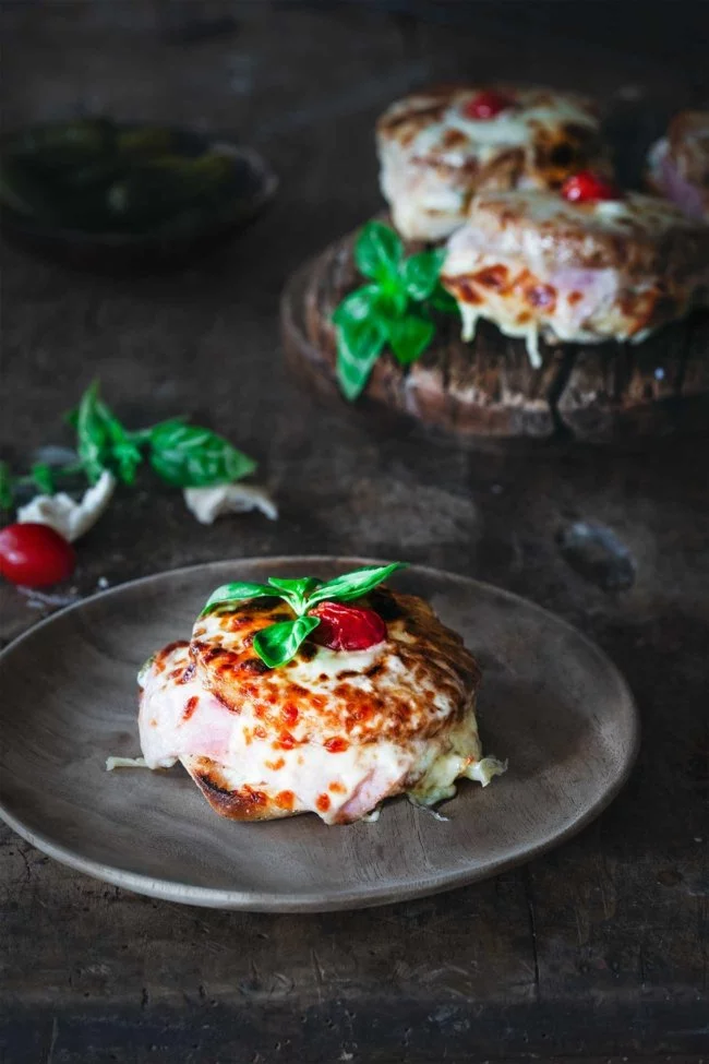 Puh, das war richtig lecker! Toast Hawaii reloaded sozusagen. Ich werde immer wieder darin bestätigt, dass die einfachsten Dinge meist die Leckersten sind. Und darin, dass man die klassischen Rezepte nur wenig verändern muss, um etwas ganz Neues zu kreieren. Die Ciabatta Hawaii Brötchen können im Backofen aber auch im Grill zubereitet werden. Hey, das wäre doch was fürs Wochenende oder?