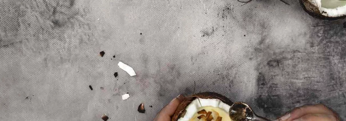 Auch wenn ich mich so langsam auf Apfel, Kürbis & Co. einstelle, brauche ich heute noch einmal ein wenig tropisches Feeling auf dem Tisch. Und da Pudding so schnell und einfach zuzubereiten ist, gibt es eine extra Portion Kokos-Vanillepudding. Probiert ihn unbedingt mal aus.