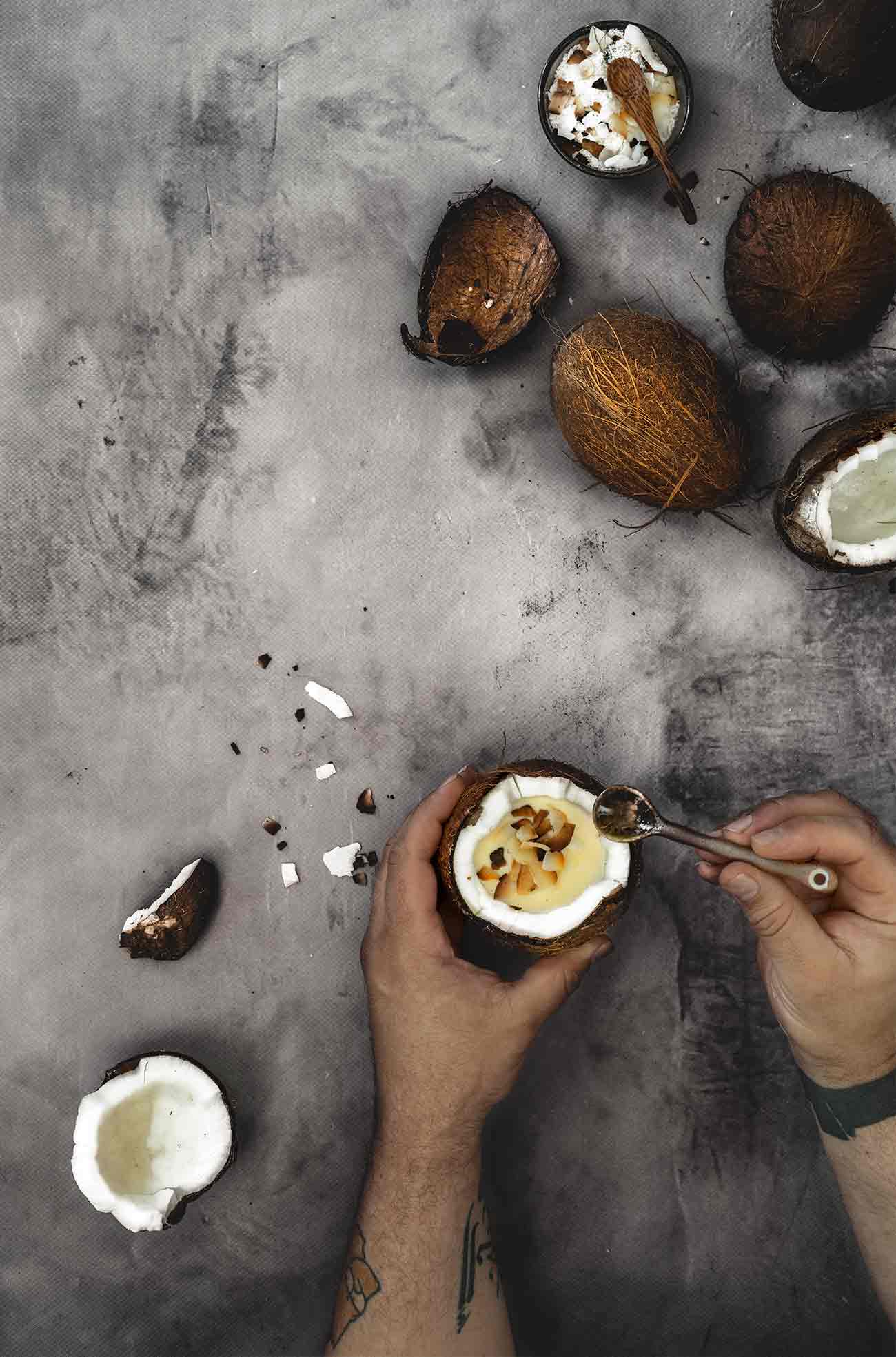 Auch wenn ich mich so langsam auf Apfel, Kürbis & Co. einstelle, brauche ich heute noch einmal ein wenig tropisches Feeling auf dem Tisch. Und da Pudding so schnell und einfach zuzubereiten ist, gibt es eine extra Portion Kokos-Vanillepudding. Probiert ihn unbedingt mal aus. 