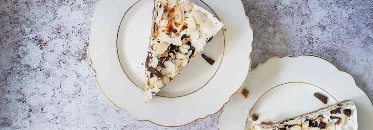 Bei Eis ist und bleibt Stracciatella ganz oben auf meiner Lieblingseisliste. Als Torte, die nicht einmal einen Backofen braucht, schmeckt mir Stracciatella aber auch ganz wunderbar. Greift zu.