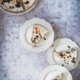 Bei Eis ist und bleibt Stracciatella ganz oben auf meiner Lieblingseisliste. Als Torte, die nicht einmal einen Backofen braucht, schmeckt mir Stracciatella aber auch ganz wunderbar. Greift zu.