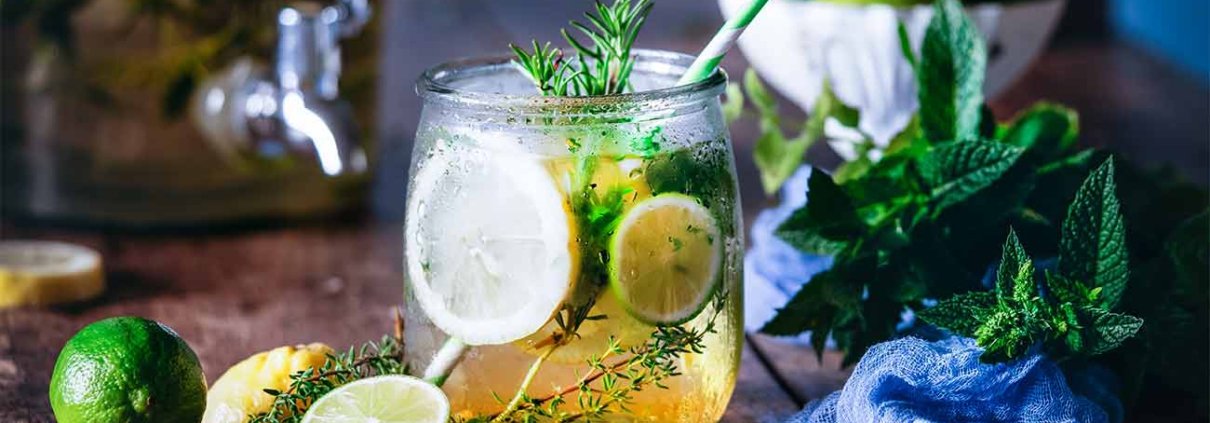 Wer braucht noch eine Erfrischung? Versuche es doch einmal mit einer selbst gemachten Kräuterlimonade. Ich mag gerade die Kombination aus verschiedenen Kräutern, denn diese sind nicht nur gesunde Durstlöscher, sondern für mich das beste Superfood aus dem eigenen Garten. Und Limonade selber machen, gibt dir nicht nur die volle Kontrolle über die Zuckermenge, es macht auch eine Menge Spaß
