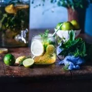 Wer braucht noch eine Erfrischung? Versuche es doch einmal mit einer selbst gemachten Kräuterlimonade. Ich mag gerade die Kombination aus verschiedenen Kräutern, denn diese sind nicht nur gesunde Durstlöscher, sondern für mich das beste Superfood aus dem eigenen Garten. Und Limonade selber machen, gibt dir nicht nur die volle Kontrolle über die Zuckermenge, es macht auch eine Menge Spaß