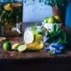 Wer braucht noch eine Erfrischung? Versuche es doch einmal mit einer selbst gemachten Kräuterlimonade. Ich mag gerade die Kombination aus verschiedenen Kräutern, denn diese sind nicht nur gesunde Durstlöscher, sondern für mich das beste Superfood aus dem eigenen Garten. Und Limonade selber machen, gibt dir nicht nur die volle Kontrolle über die Zuckermenge, es macht auch eine Menge Spaß