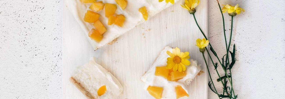 Da dieser Kuchen vollständig ohne Backzeit auskommt, war er am Wochenende der ganz große Favorit auf dem Tisch. Auch wenn mich Philip Frederick bereits um 5 Uhr weckte, weil er in der noch kühlen Sommerluft spazieren gehen wollte und die Temperaturen im Haus noch erträglich waren, konnte ich mich nicht erbarmen, den Backofen anzumachen. Ich habe es gerade noch geschafft den Milchreis zu kochen. Und das war auch gut so, denn der Kuchen, direkt aus dem Kühlschrank, war einfach richtig gut. Wie habt ihr euch am Wochenende abgekühlt?