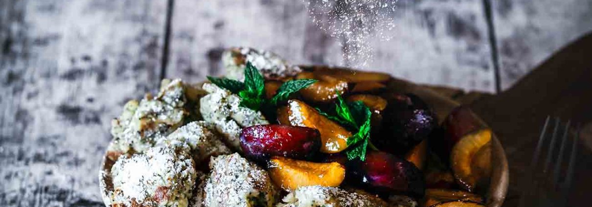 Da hatte ich mal so richtig Lust drauf: auf dicke Pfannkuchen! Und da man dazu gar nicht so viele Zutaten braucht, standen sie bei mir auch schon schnell auf dem Tisch. Diesmal mit etwas Mohn. Am besten schmecken sie mir, wenn man etwas Puderzucker auf die Pfannkuchen streut und diesen in der Pfanne mit karamellisieren lässt.