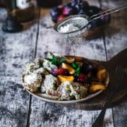 Da hatte ich mal so richtig Lust drauf: auf dicke Pfannkuchen! Und da man dazu gar nicht so viele Zutaten braucht, standen sie bei mir auch schon schnell auf dem Tisch. Diesmal mit etwas Mohn. Am besten schmecken sie mir, wenn man etwas Puderzucker auf die Pfannkuchen streut und diesen in der Pfanne mit karamellisieren lässt.