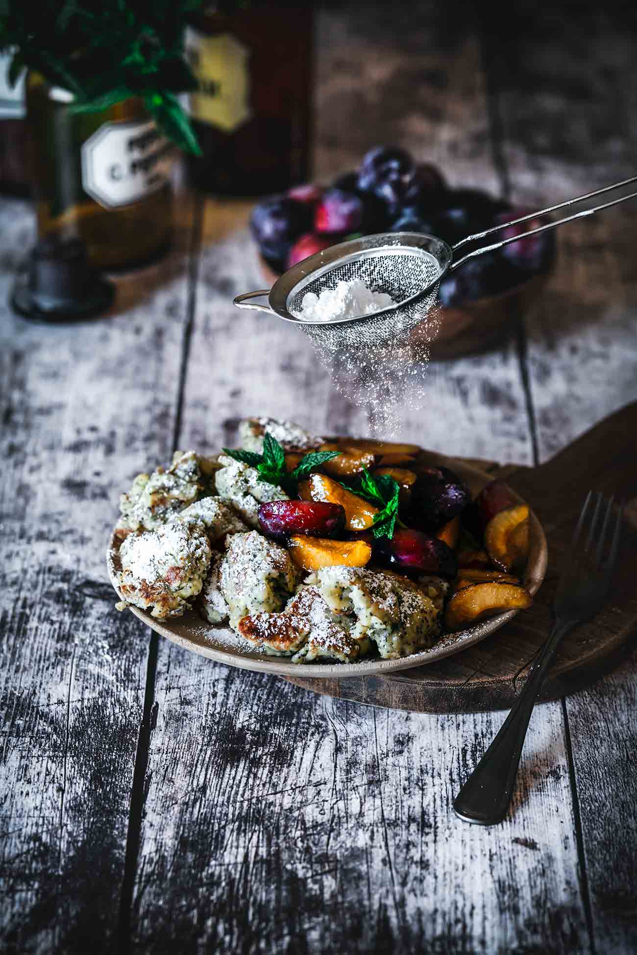 Da hatte ich mal so richtig Lust drauf: auf dicke Pfannkuchen! Und da man dazu gar nicht so viele Zutaten braucht, standen sie bei mir auch schon schnell auf dem Tisch.  Diesmal mit etwas Mohn. Am besten schmecken sie mir, wenn man etwas Puderzucker auf die Pfannkuchen streut und diesen in der Pfanne mit karamellisieren lässt.