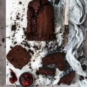 Schokoladenkuchen sind ja nicht soooo das Back-Highlight. Aber diese hat eine geheime Zutat: rote Grütze! Das macht den Kuchen schokoladig-fruchtig und so unglaublich saftig. Wenn ich euch für heute was wünschen darf, dann ist es ein gut temperiertes Büro, ein Eis in der Mittagspause und ein Stück von diesem Schokoladenkuchen.
