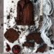 Schokoladenkuchen sind ja nicht soooo das Back-Highlight. Aber diese hat eine geheime Zutat: rote Grütze! Das macht den Kuchen schokoladig-fruchtig und so unglaublich saftig. Wenn ich euch für heute was wünschen darf, dann ist es ein gut temperiertes Büro, ein Eis in der Mittagspause und ein Stück von diesem Schokoladenkuchen.