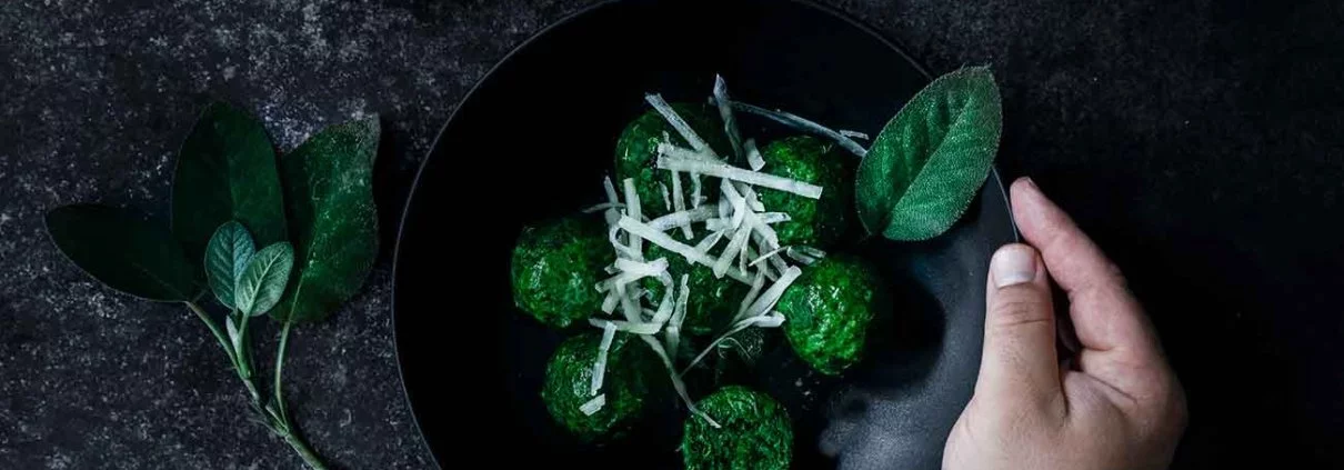 So einfach, gut und schnell gemacht. Eigentlich mag ich ja fast alles in Salbeibutter und Parmesan, aber diese kleinen grünen, runden Spinatbällchen passen wirklich perfekt dazu. Ein vegetarisches Hauptgericht mit Suchtfaktor.