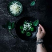 So einfach, gut und schnell gemacht. Eigentlich mag ich ja fast alles in Salbeibutter und Parmesan, aber diese kleinen grünen, runden Spinatbällchen passen wirklich perfekt dazu. Ein vegetarisches Hauptgericht mit Suchtfaktor.
