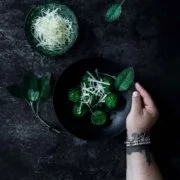 So einfach, gut und schnell gemacht. Eigentlich mag ich ja fast alles in Salbeibutter und Parmesan, aber diese kleinen grünen, runden Spinatbällchen passen wirklich perfekt dazu. Ein vegetarisches Hauptgericht mit Suchtfaktor.