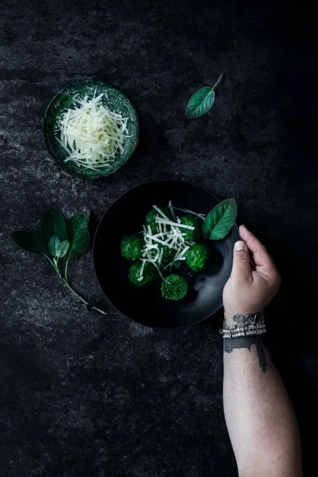 So einfach, gut und schnell gemacht. Eigentlich mag ich ja fast alles in Salbeibutter und Parmesan, aber diese kleinen grünen, runden Spinatbällchen passen wirklich perfekt dazu. Ein vegetarisches Hauptgericht mit Suchtfaktor.