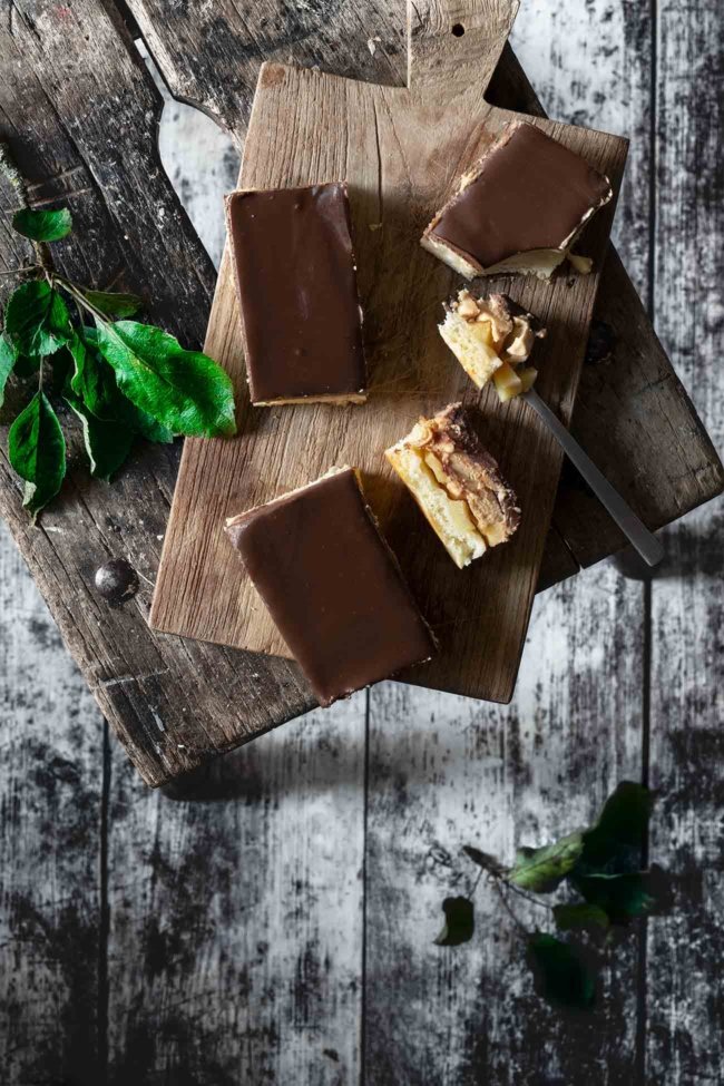 Apfel + Karamell + Buttercreme + Schokolade = Mega-leckerer Kuchen! Ich finde, dass dieser Kuchen einen guten Start in die neue Woche abliefert, oder? Also, ich genehmige mir jetzt ein Stückchen (zum Frühstück) und wünsche euch einen perfekten Montag.