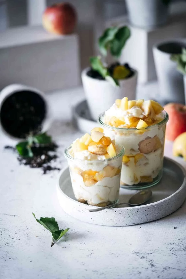 Wir machen jetzt mal alle eine Millisekunde Pause vom Alltag und gönnen uns heute ein verdammt gutes Dessert. Guter Plan, oder? Ich denke, das geht in Ordnung so, denn schließlich ist ja schon Mitte der Woche, da kann man mal sündigen und einen großen Löffel voll Karamell-Apfelwürfel und cremiger Mascarpone in den Mund schieben.