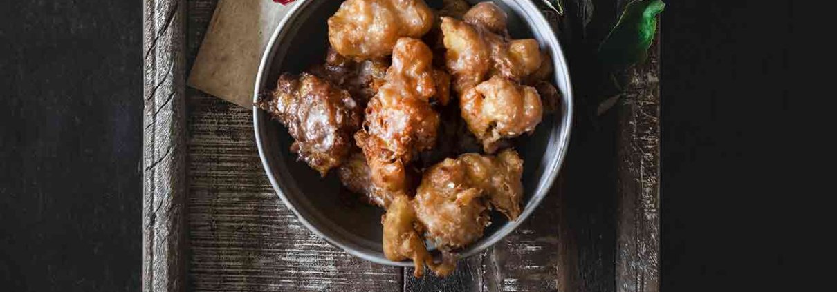 Wenn es jemals ein Rezept gab, bei dem begeisterte Schreie fallen, wenn ich es zubereite, dann ist es das hier. Das Rezept der klebrigen, weichen Apfelkrapfen mit Zimt. Das wahre Geheimnis dieser frittierten Apfelwürfel? Ein dicker Teig mit Zimt und eine üppige Glasur mit Vanille.