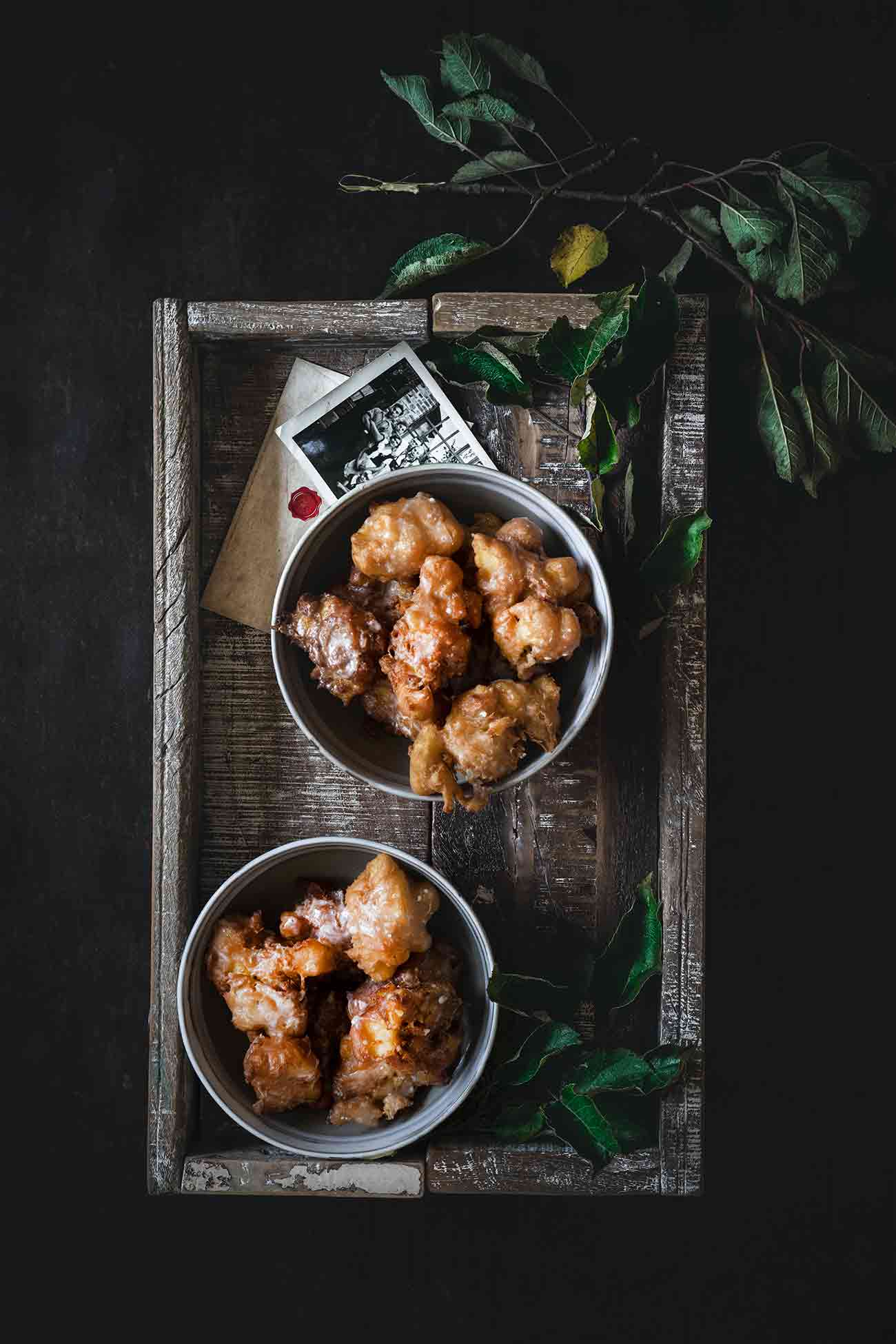 Wenn es jemals ein Rezept gab, bei dem begeisterte Schreie fallen, wenn ich es zubereite, dann ist es das hier. Das Rezept der klebrigen, weichen Apfelkrapfen mit Zimt.  Das wahre Geheimnis dieser frittierten Apfelwürfel?  Ein dicker Teig mit Zimt und eine üppige Glasur mit Vanille. 
