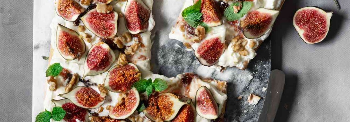 Gestern musste es mal wieder schnell gehen. Da kommt mir dann eine Rolle frischer Blätterteig gerade recht: ab in den Ofen, belegen und servieren. Diese (fast idiotensicheren) Tarte mit nur wenigen Zutaten ist einfach meine Lieblings- „es muss jetzt flott gehen“-Tarte. Es gibt nur sehr wenige Rezepte, auf die ich mich immer wieder verlasse und wiederhole, aber dieses Rezept gehört einfach dazu, denn beim belegen kannst du ganz kreativ sein.