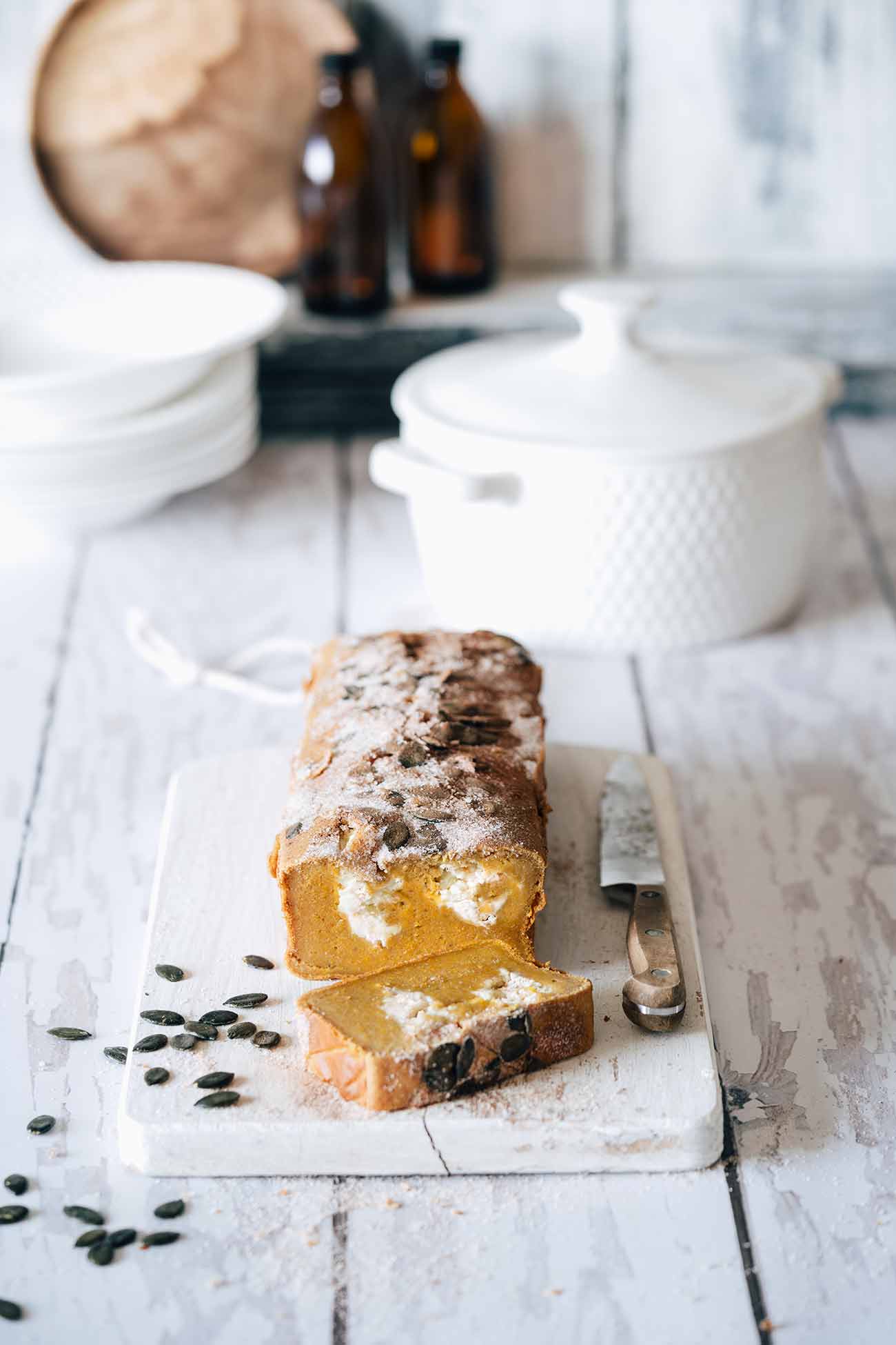 Pumpkin banana bread with cream cheese  Kürbis-Bananenbrot mit Frischkäsefüllung  Das beste und (einfachste) Kürbis-Bananenbrot aus reifen Bananen, Kürbispüree und Ahornsirup. Perfekt zum Frühstück, Nachmittagssnack oder als Nachtisch wird es schnell zu deinem Lieblingsbananenbrot.    3 reife Bananen 250 g Kürbispüree 200 g Ahornsirup 150 g Kokosöl, geschmolzen 3 Eier 360 g Mehl 2 TL Backpulver ½ TL Natron 1 TL Zimt, gemahlen 1 Prise Muskatnuss 1 Prise Gewürznelken, gemahlen 1 Prise Ingwer, gemahlen 1 Prise Piment, gemahlen ½ TL Salz 250 g Frischkäse 50 g Zucker-Zimtmischung 4 TL Butter, geschmolzen Kürbiskerne 	   Backofen auf 180 Grad Umluft vorheizen Eine Kastenform einfetten Bananen zerdrücken und zusammen mit dem Kürbis, Kokosöl, Ahornsirup und Eier verrühren Mehl, Backpulver, Natron, Gewürze und Salz hinzufügen und unterrühren Teig in die Form geben Frischkäse in einen Spritzbeutel mit Lochtülle geben und den Frischkäse mehrmals in den Teig spritzen 2/3 vom Zimtzucker und Kürbiskerne darüber streuen  Im Ofen 40-45 Minuten backen Aus dem Ofen nehmen und mit der flüssigen Butter einpinseln und mit dem restlichen Zimtzucker bestreuen