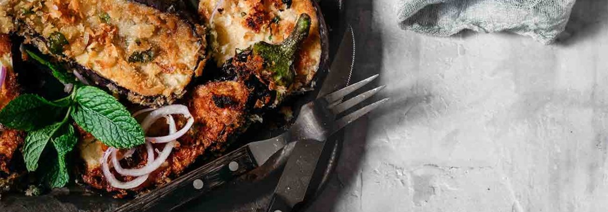 Schnitzeltag! Ich bin der Meinung, dass ein Schnitzel das Beste ist, was eine Aubergine werden kann. Die Aubergine, die gerne mal die kulinarischen Gemüter scheidet, wird kurzerhand zum knusprigen Schnitzel. Für mich die perfekte Alternative! Probiert es echt mal aus.