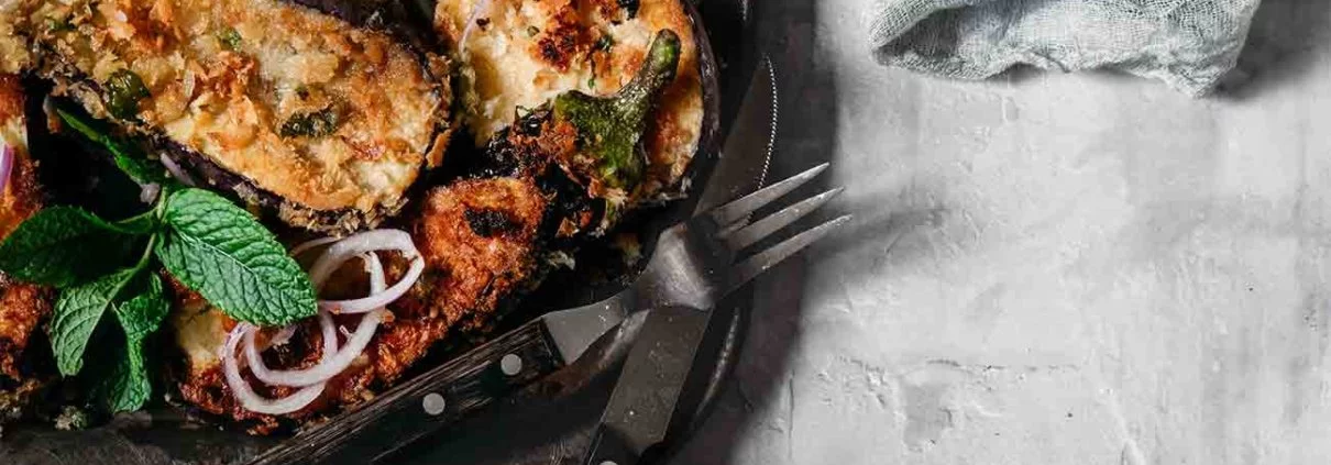 Schnitzeltag! Ich bin der Meinung, dass ein Schnitzel das Beste ist, was eine Aubergine werden kann. Die Aubergine, die gerne mal die kulinarischen Gemüter scheidet, wird kurzerhand zum knusprigen Schnitzel. Für mich die perfekte Alternative! Probiert es echt mal aus.