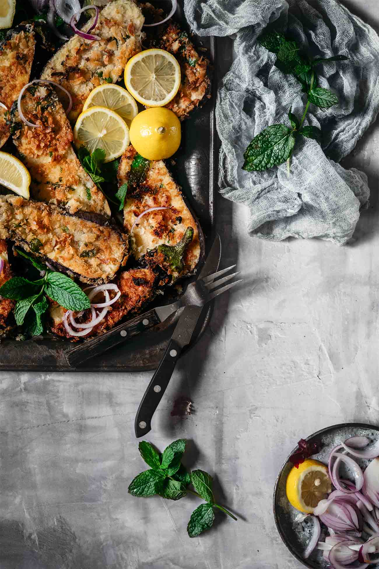 Schnitzeltag! Ich bin der Meinung, dass ein Schnitzel das Beste ist, was eine Aubergine werden kann. Die Aubergine, die gerne mal die kulinarischen Gemüter scheidet, wird kurzerhand zum knusprigen Schnitzel. Für mich die perfekte Alternative! Probiert es echt mal aus. 