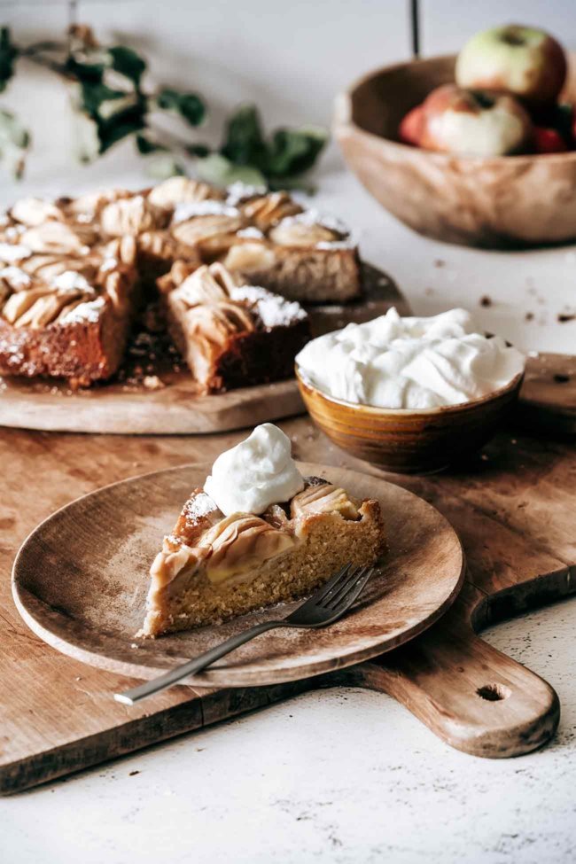 Begrüßen wir den Montag mit diesem einfachen Apfelkuchen...mit einem Hauch Kardamom und einer großen Portion Schlagsahne. Dieser Kuchen hat für mich einen atemberaubenden Look in seiner Einfachheit mit minimalem Aufwand. Mit Schlagsahne oder einer Kugel Vanilleeis ist jeder Bissen wahnsinnig lecker und perfekt süß.