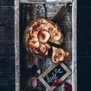 Da ist er wieder: der Apfelkuchen! Der ist in dieser Jahreszeit nun wirklich nicht wegzudenken. Diesmal mit Apfel pur, mehr Apfel geht nicht.