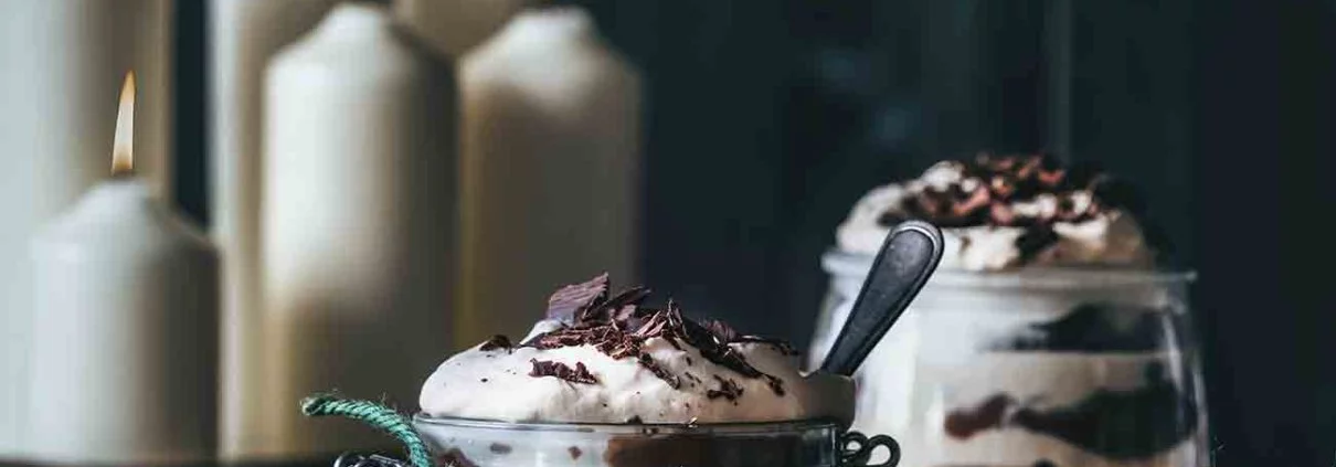 Es gibt also viele leckere Schichten in diesem Dessert. Eine superfeuchte Schokoladenkuchenschicht, eingeweicht in Kaffee und Amaretto. Ja, durchnässt. Unglaublich lecker. Dann eine Schicht Baileys -Pudding gefolgt von Amarettini und Schokoladenpudding. Abgerundet mit frischer Baileys-Schlagsahne und getoppt mit Schokolade. Dies ist das perfekte Soulfood-Dessert. Ab ins Glas damit und einfach alles in einer großen Schüssel schichten.