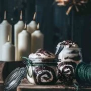 Es gibt also viele leckere Schichten in diesem Dessert. Eine superfeuchte Schokoladenkuchenschicht, eingeweicht in Kaffee und Amaretto. Ja, durchnässt. Unglaublich lecker. Dann eine Schicht Baileys -Pudding gefolgt von Amarettini und Schokoladenpudding. Abgerundet mit frischer Baileys-Schlagsahne und getoppt mit Schokolade. Dies ist das perfekte Soulfood-Dessert. Ab ins Glas damit und einfach alles in einer großen Schüssel schichten.