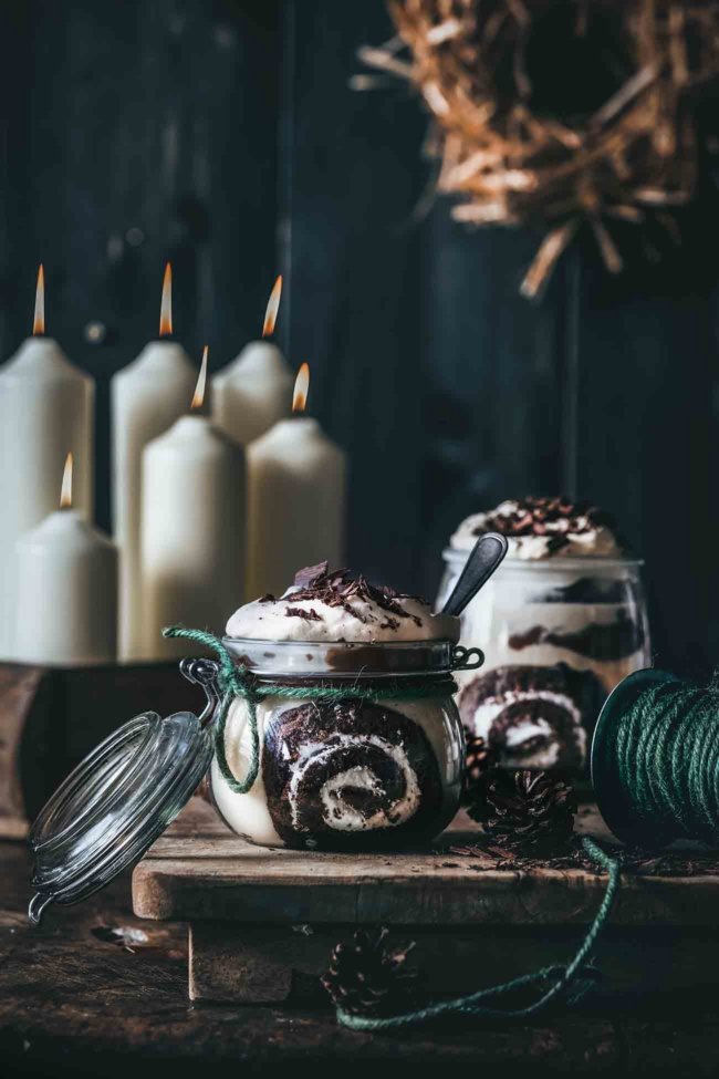 Es gibt also viele leckere Schichten in diesem Dessert. Eine superfeuchte Schokoladenkuchenschicht, eingeweicht in Kaffee und Amaretto. Ja, durchnässt. Unglaublich lecker. Dann eine Schicht Baileys -Pudding gefolgt von Amarettini und Schokoladenpudding. Abgerundet mit frischer Baileys-Schlagsahne und getoppt mit Schokolade. Dies ist das perfekte Soulfood-Dessert. Ab ins Glas damit und einfach alles in einer großen Schüssel schichten.