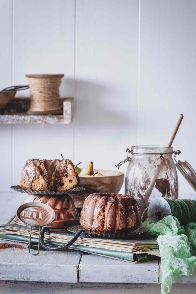 Normalerweise versuche ich ja immer leckere Kuchen als Dessert in ein Glas zu stecken. Jetzt hat das Dessert mal Modell gestanden um als Kuchen aus der Form zu hüpfen. Ich hab direkt 2 gebacken. Auf in die neue Woche... habt einen tollen Start.