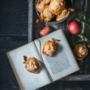 Ich bin ganz verliebt in die kleinen Äpfelchen im Äpfelchen-Blätterteig. Die sind nämlich nicht nur unglaublich schnell gemacht, sondern schmecken auch richtig gut und ich finde die sehen einfach krass toll aus. Ich habe TK-Blätterteigplatten genommen, funktioniert natürlich aber auch mit frischen Blätterteig.