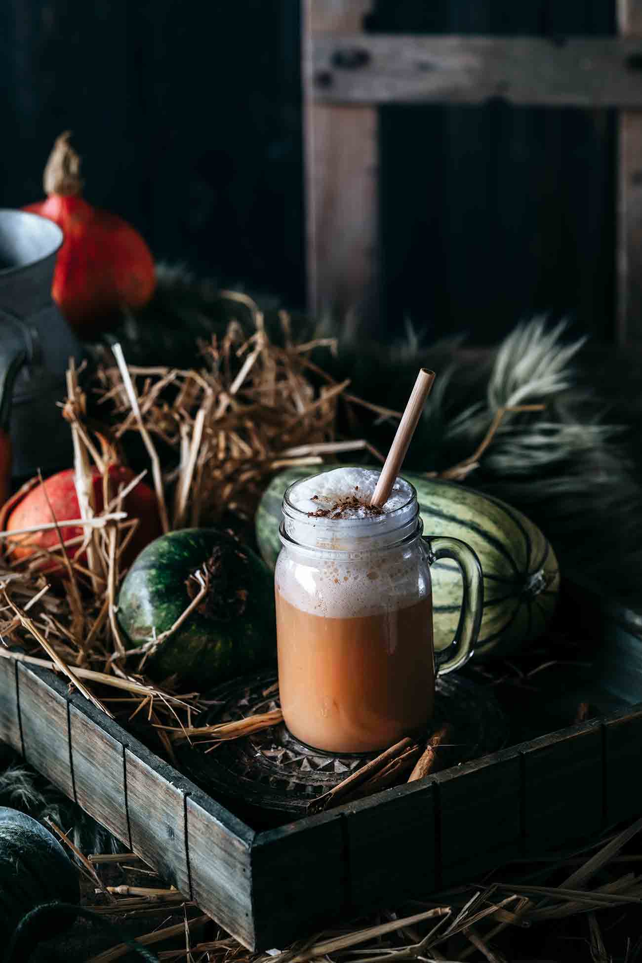 Jedes Jahr aufs Neue: der Pumpkin Spice Latte läutet den Herbst ein und ich bin immer direkt ganz vorne mit dabei. Nur dass ich ihn mir daheim selber mache. Das ist nämlich gar nicht schwer und das Kürbispüree ist auch schnell selbst gemacht. Noch ein großer Vorteil ist es, dass ich dazu meinen Lieblingskaffee nutzen kann. Für einen Pumkin Spice Latte braucht es kräftige Espresso Bohnen. Ich nehme hier die Bohnen meines Partners Jacobs aus der Barista Editions Espresso. Lust bekommen?