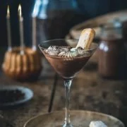 Wusstest ihr, dass heute der internationale Tag des Kaffees ist? Nein? Egal! Lasst uns einfach anstoßen: auf den Tag des Kaffees, auf das Leben, die Gesundheit, den Frieden und die Liebe. Mit einem Tiramisu-Cocktail. Klar, das ich den Cocktail mit den leckeren Bohnen der Jacobs Barista Editions Crema Intense meines Partners Jacobs kreiert habe, schließlich feiere ich den Kaffee (nicht nur) heute. Ich hab uns einen Tiramisu-Cocktail kreiert, denn ich wollte einen Cocktail, der nicht nur am Abend schmeckt, sondern auch zu einem Stück Kuchen perfekt passt. Nicht zu stark, etwas süß und so lecker wie das wohl beliebteste Dessert der Welt – das Tiramisu. Das Wort Tiramisu übrigens (Klugscheißermodus an) kommt aus dem italienischen „Tirami su“ , was so viel bedeutet „zieh mich hoch – mach mich munter“ . (Klugscheißermodus aus). Und ich bin mir sicher, dass euch dieser Cocktail ganz schön munter machen wird.