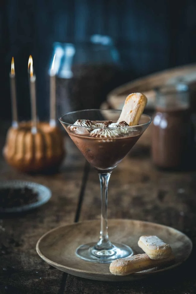 Wusstest ihr, dass heute der internationale Tag des Kaffees ist? Nein? Egal! Lasst uns einfach anstoßen: auf den Tag des Kaffees, auf das Leben, die Gesundheit, den Frieden und die Liebe. Mit einem Tiramisu-Cocktail. Klar, das ich den Cocktail mit den leckeren Bohnen der Jacobs Barista Editions Crema Intense meines Partners Jacobs kreiert habe, schließlich feiere ich den Kaffee (nicht nur) heute. Ich hab uns einen Tiramisu-Cocktail kreiert, denn ich wollte einen Cocktail, der nicht nur am Abend schmeckt, sondern auch zu einem Stück Kuchen perfekt passt. Nicht zu stark, etwas süß und so lecker wie das wohl beliebteste Dessert der Welt – das Tiramisu. Das Wort Tiramisu übrigens (Klugscheißermodus an) kommt aus dem italienischen „Tirami su“ , was so viel bedeutet „zieh mich hoch – mach mich munter“ . (Klugscheißermodus aus). Und ich bin mir sicher, dass euch dieser Cocktail ganz schön munter machen wird.