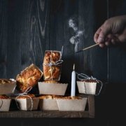 Ich komme so langsam im Herbst-Wintermodus an. Die dicken Wolldecken sind schon auf dem Sofa verteilt, das Kaminholz stapelt sich, die Duftkerzen stehen parat und die ersten Geschmacksnerven schreien nach Mandeln, Marzipan, Rosinen und Zimt. Da kann man schon einmal auf die Idee kommen kleine Kuchen á la Bratapfel zu backen.