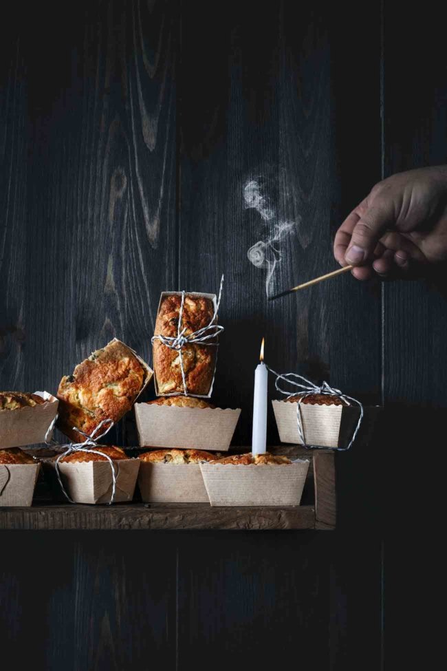 Ich komme so langsam im Herbst-Wintermodus an. Die dicken Wolldecken sind schon auf dem Sofa verteilt, das Kaminholz stapelt sich, die Duftkerzen stehen parat und die ersten Geschmacksnerven schreien nach Mandeln, Marzipan, Rosinen und Zimt. Da kann man schon einmal auf die Idee kommen kleine Kuchen á la Bratapfel zu backen.