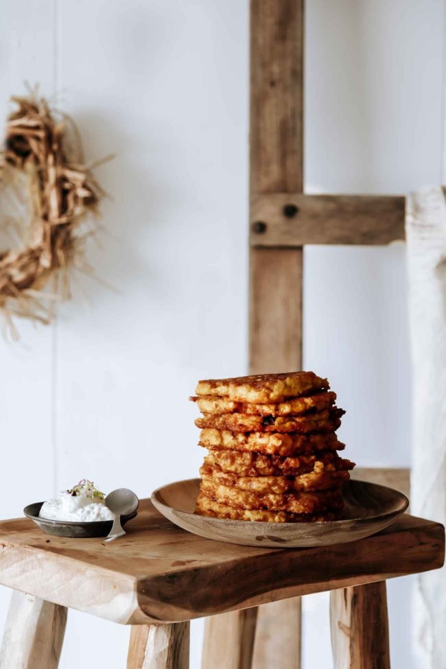 Kross gebratene Kartoffel-Rösti sind schon was tolles, oder? Aber Kürbis-Kartoffel-Rösti sind noch einen kleinen „Tick“ besser. Dazu ein wenig Schmand mit frischen Kräuter oder Sour Cream. Bodenständige Herbstküche. Ich liebe es.