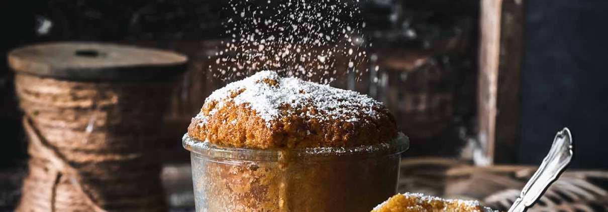 Diese kleinen saftigen Kürbiskuchen mit einem Schuss Mandellikör sind perfekt für das kommende Wochenende. Mandeln, Zimt und brauner Zucker machen sie extra köstlich. Ich hab ihn direkt aus dem Glas gegabelt.