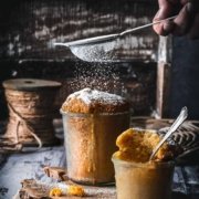 Diese kleinen saftigen Kürbiskuchen mit einem Schuss Mandellikör sind perfekt für das kommende Wochenende. Mandeln, Zimt und brauner Zucker machen sie extra köstlich. Ich hab ihn direkt aus dem Glas gegabelt.